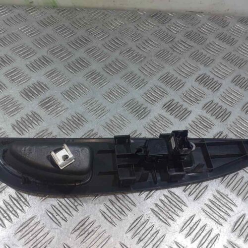 MANDO ELEVALUNAS DELANTERO DERECHO NISSAN PRIMERA BERLINA (P12) Acenta   |   10.03 – 12.05