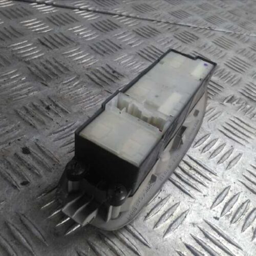 MANDO ELEVALUNAS DELANTERO IZQUIERDO  NISSAN ALMERA TINO (V10M) Ambience   |   08.00 – 12.03