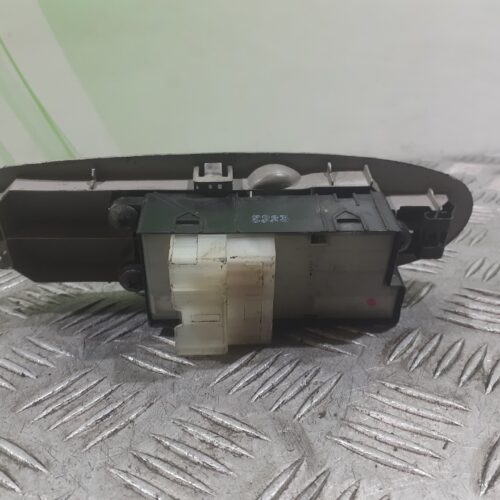 MANDO ELEVALUNAS DELANTERO IZQUIERDO  NISSAN ALMERA TINO (V10M) Acenta   |   04.03 – 12.06