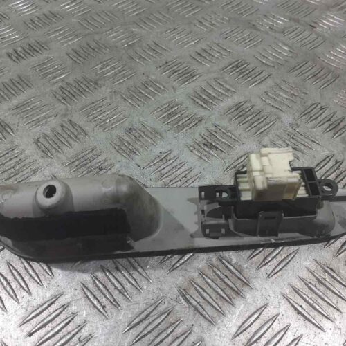 MANDO ELEVALUNAS TRASERO DERECHO NISSAN ALMERA TINO (V10M) Acenta   |   04.03 – 12.06