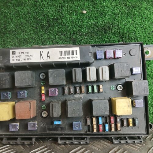 CAJA RELES / FUSIBLES OPEL ZAFIRA B Cosmo   |   04.05 – 12.10